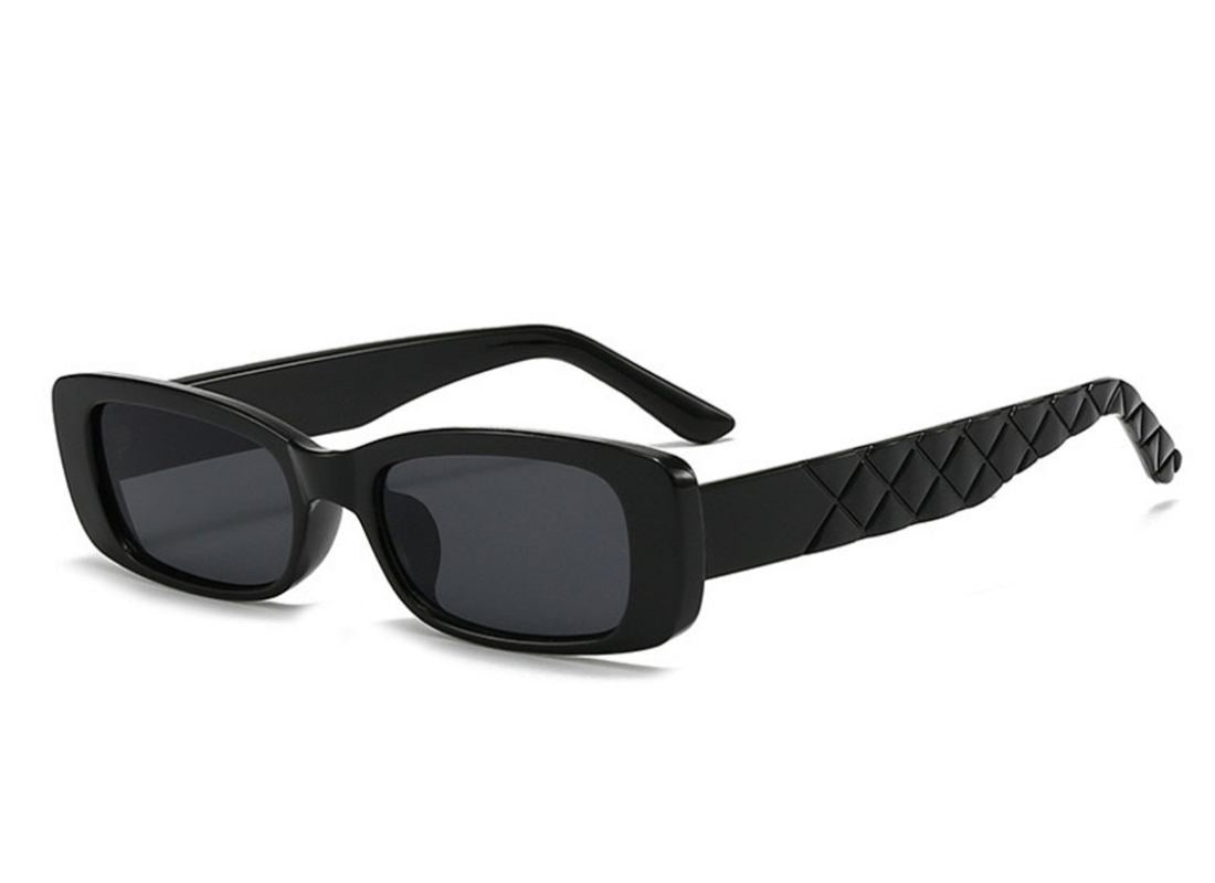 A sleek round frame and full UV protection. 