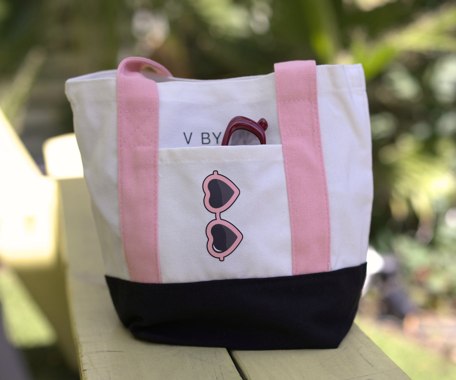 Beach days or street style – MINI TOTE has you covered