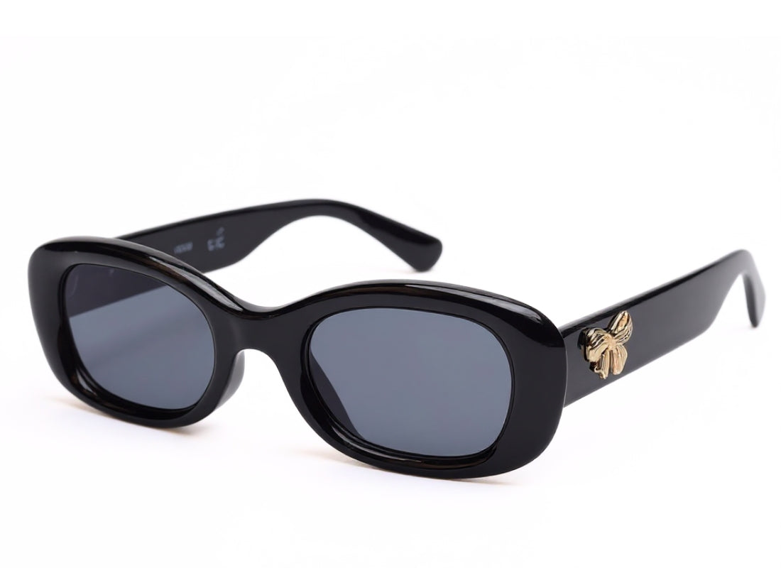  A chic square frame with a playful twist. Detailed with a dainty gold bow on the temples, these shades bring just the right touch of feminine charm. 